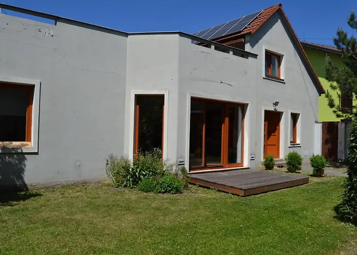 Large House With Parking, 30 Min To Prague Center