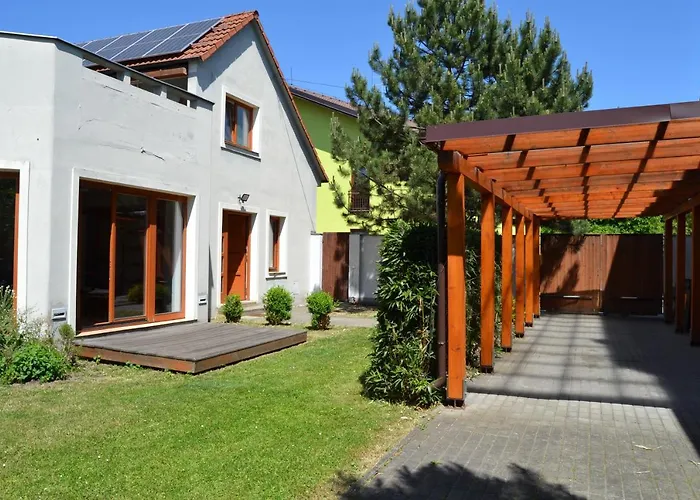 Large House With Parking, 30 Min To Prague Center