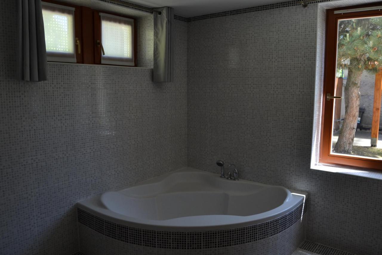 Villa Large House With Parking, 30 Min To Prague Center