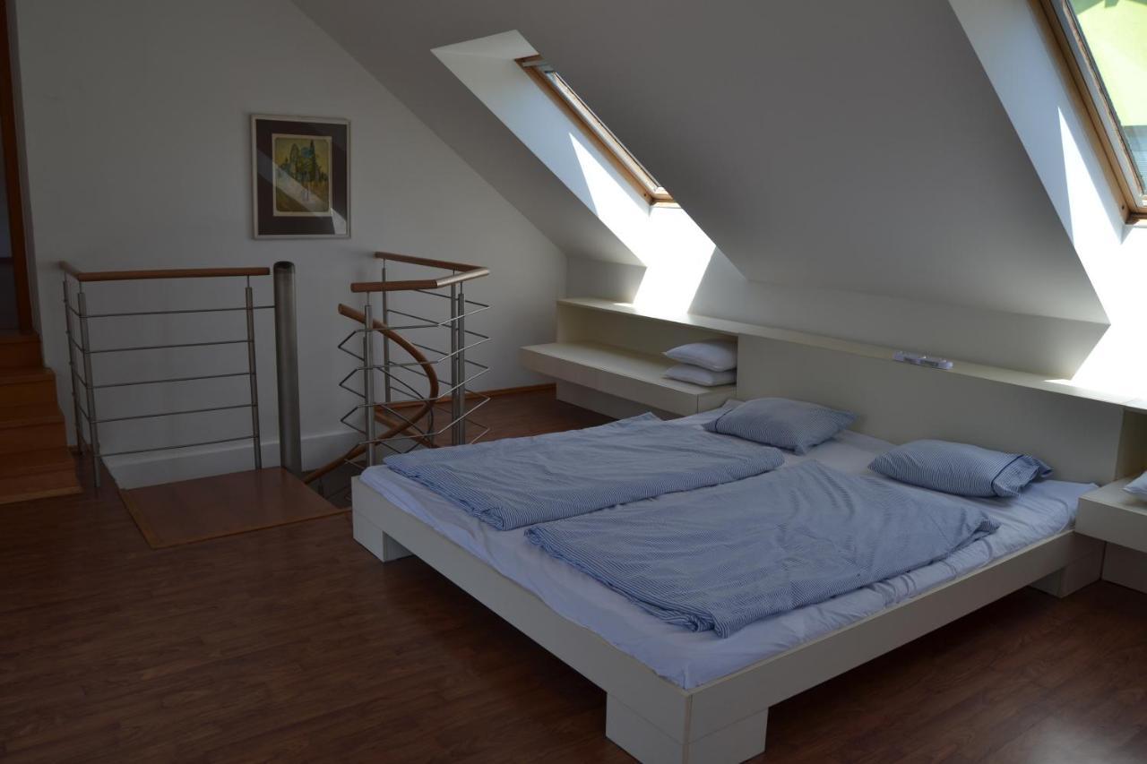 Villa Large House With Parking, 30 Min To Prague Center